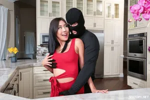 Nam sinh nhát chết để người yêu bị đại ca địt toác lồn