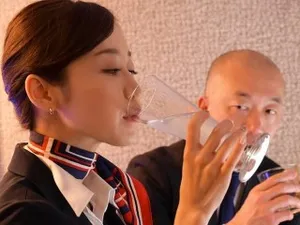 Kính cận ngồi xoa bím