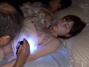 Hai má con bị gã con trai chủ tịch dùng quyền lực của bố để địt