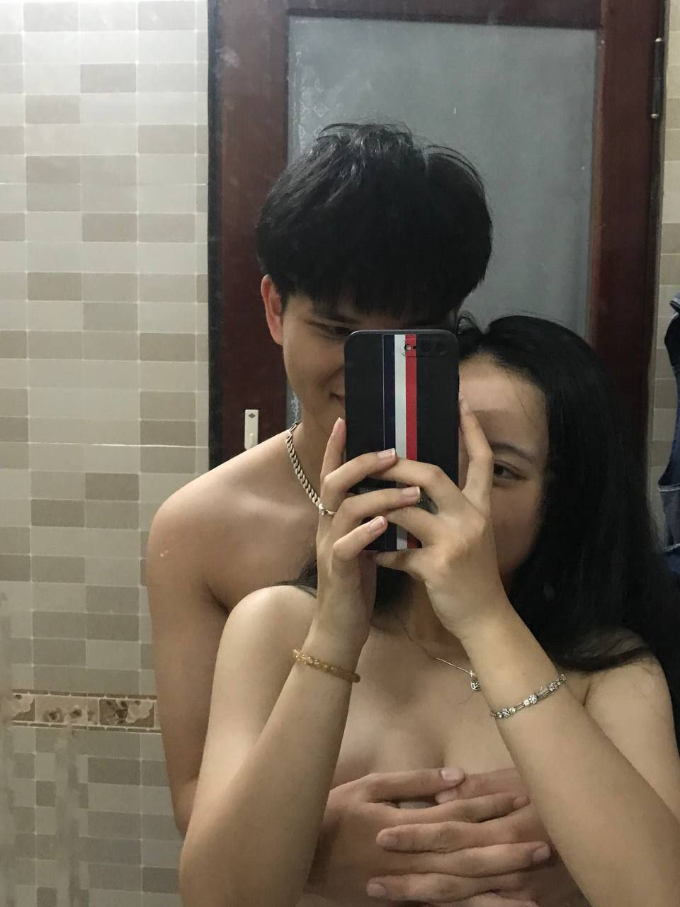 Cơn mưa to, cậu nhân viên tăng ca phải ngủ nhờ nhà cấp trên có cặp vú to